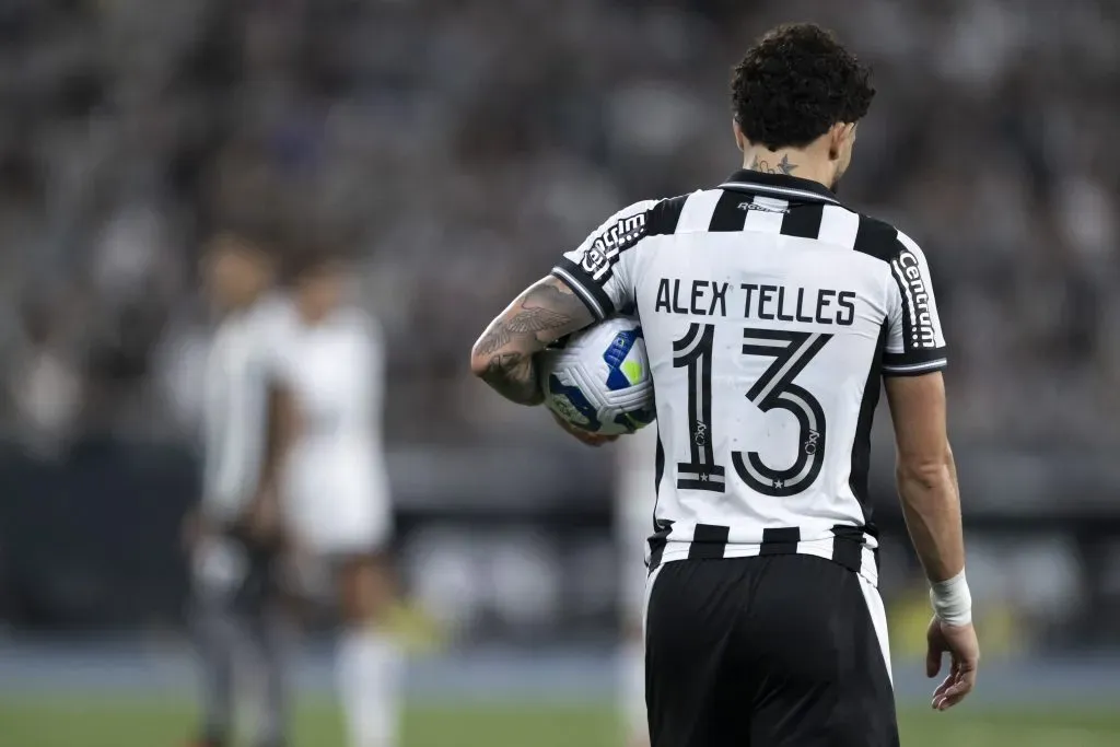 Alex Telles projeta Botafogo no Mundial – Foto: Jorge Rodrigues/AGIF