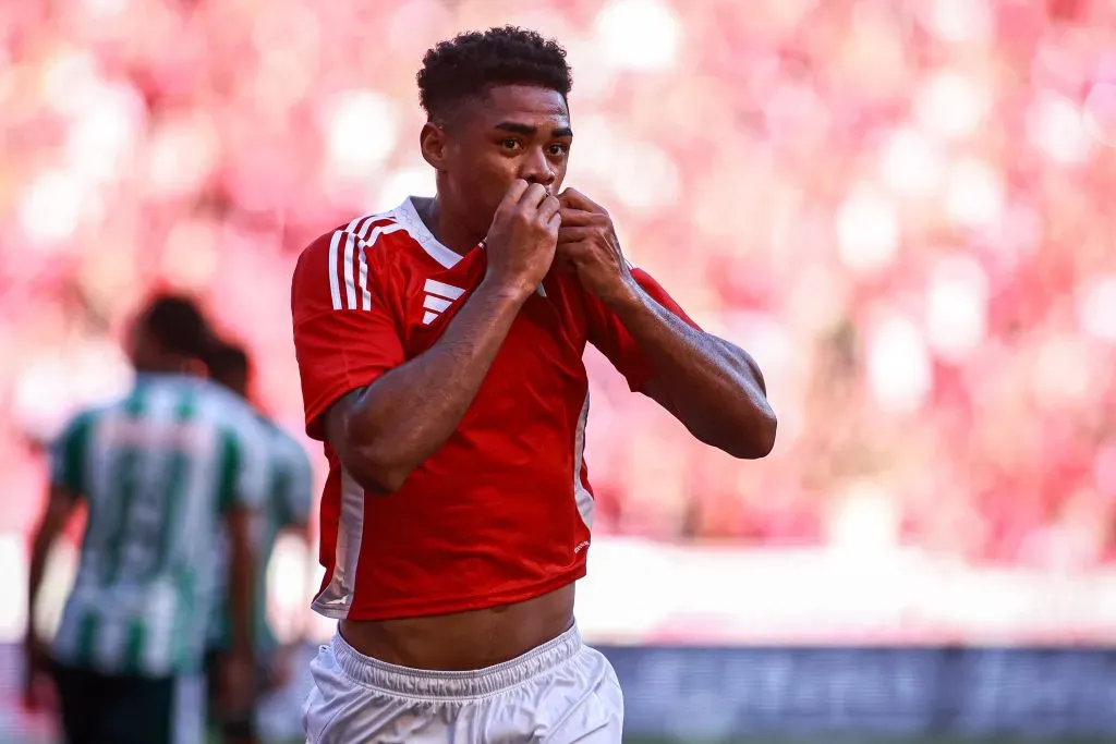 RS – PORTO ALEGRE – 26/04/2025 – BRASILEIRO A 2025, INTERNACIONAL X JUVENTUDE – Victor Gabriel jogador do Internacional comemora seu gol durante partida contra o Juventude no estadio Beira-Rio pelo campeonato Brasileiro A 2025. Foto: Maxi Franzoi/AGIF