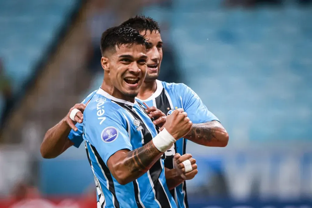 Arezo após marcar pelo Grêmio. Foto: Maxi Franzoi/AGIF