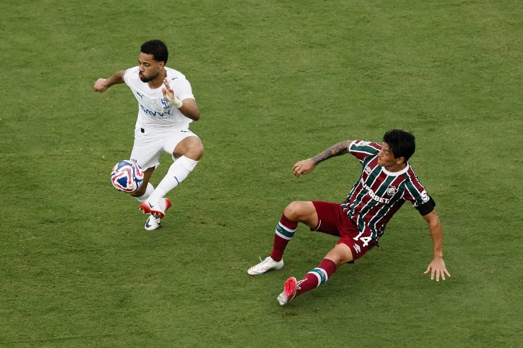 Lodi em disputa com Cano. Photo by Michael Reaves/Getty Images