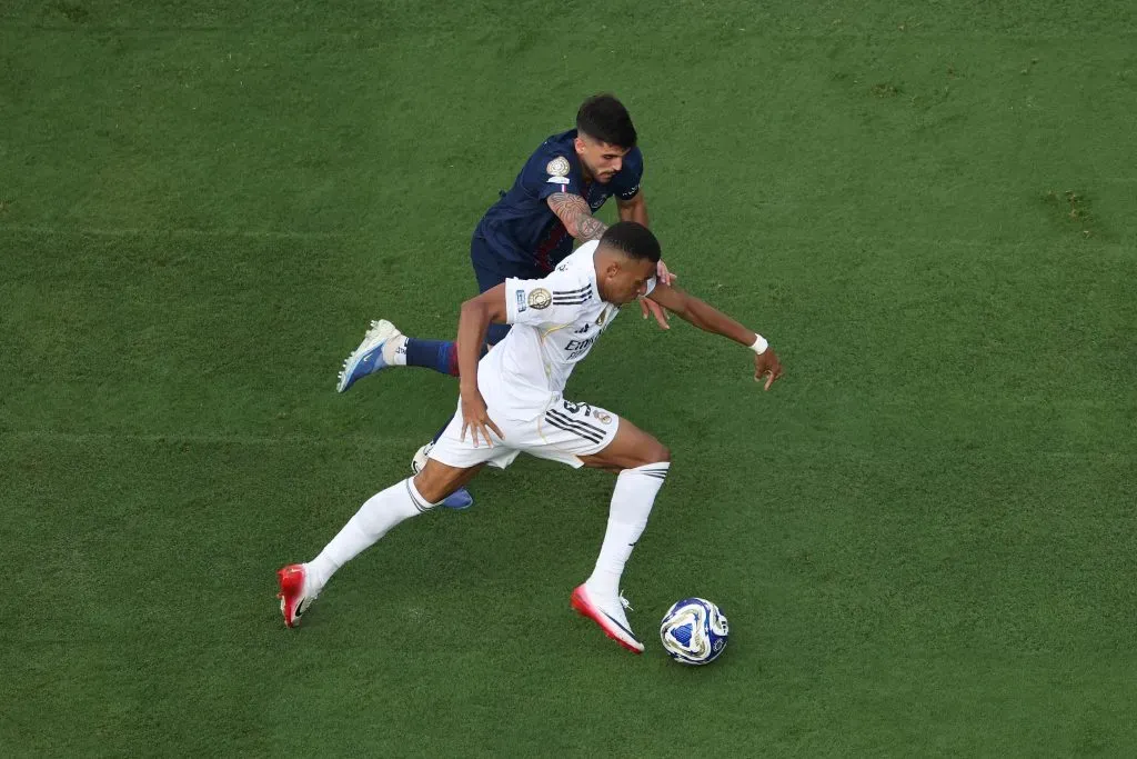 Mbappe atuando junto com Beraldo, na partida entre PSG x Real Madrid. (Foto de Luke Hales/Getty Images)