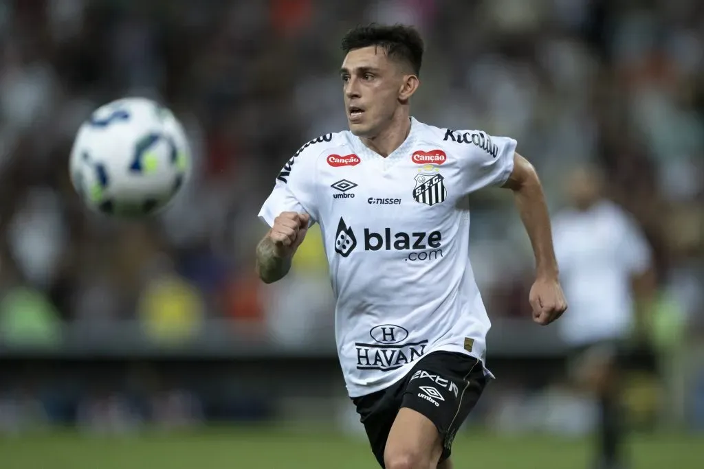 RJ – RIO DE JANEIRO – 13/04/2025 – BRASILEIRO A 2025, FLUMINENSE X SANTOS – Escobar jogador do Santos durante partida contra o Fluminense no estadio Maracana pelo campeonato Brasileiro A 2025. Foto: Jorge Rodrigues/AGIF