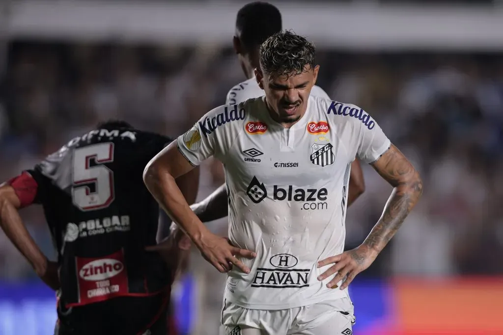 SP – SANTOS – 05/02/2025 – PAULISTA 2025, SANTOS X BOTAFOGO-SP – Tiquinho Soares jogador do Santos lamenta durante partida contra o Botafogo-SP no estadio Vila Belmiro pelo campeonato Paulista 2025. Foto: Ettore Chiereguini/AGIF