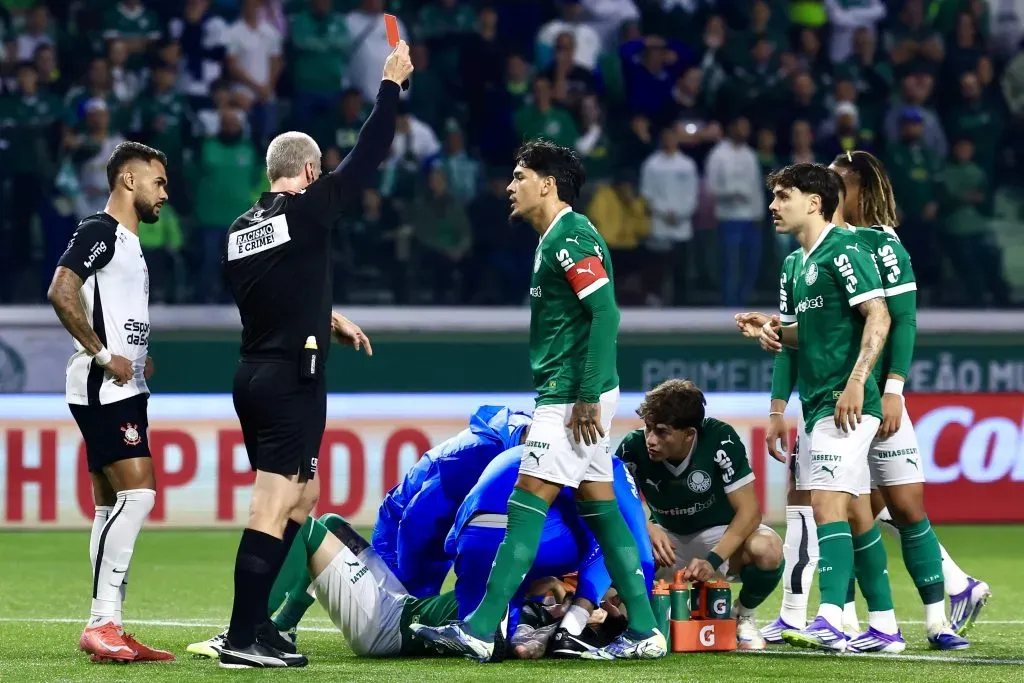 Anibal Moreno, jogador do Palmeiras, recebe cartao vermelho do arbitro durante partida contra o Corinthians no estadio Arena Allianz Parque pelo campeonato Copa Do Brasil 2025. Foto: Marcello Zambrana/AGIF