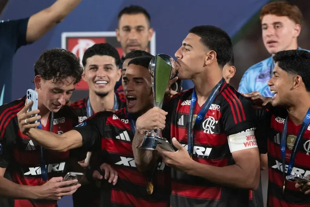 Iago, jogador do Flamengo, levanta a taca de campeao durante cerimonia de premiação ao final da partida contra o Barcelona no estadio Maracanã. Foto: Jorge Rodrigues/AGIF