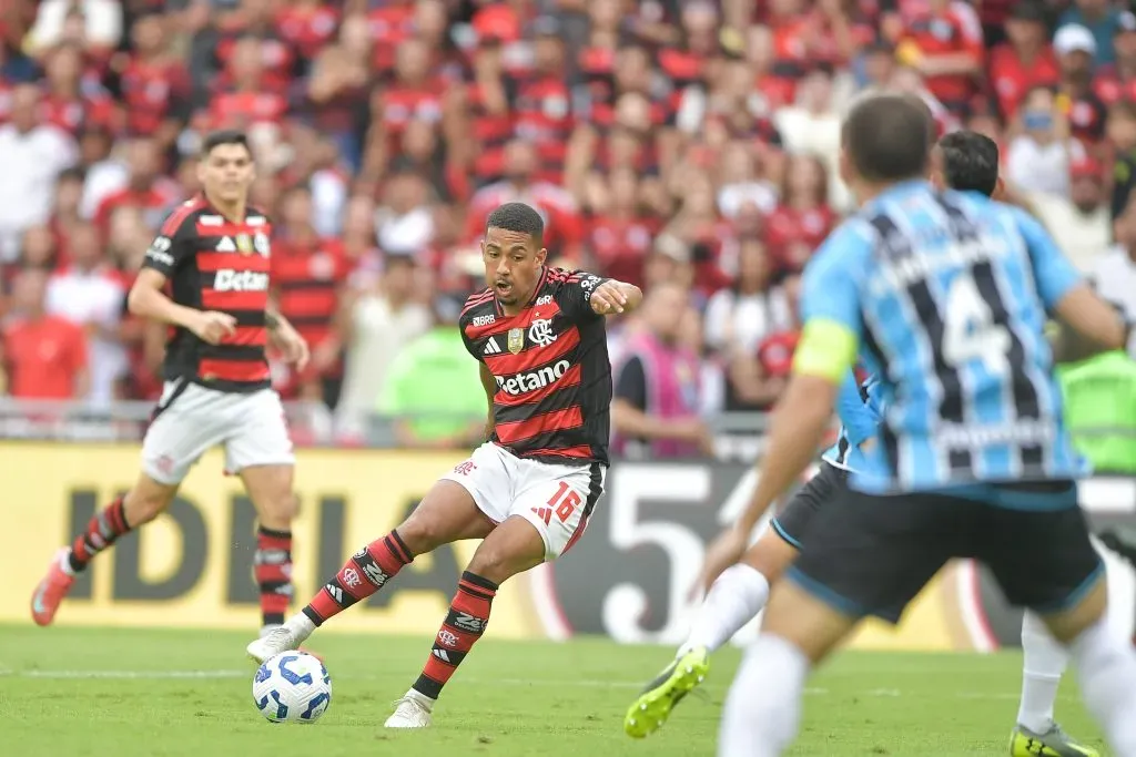 RJ – RIO DE JANEIRO – 31/08/2025 – BRASILEIRO A 2025, FLAMENGO X GREMIO – Samuel Lino jogador do Flamengo durante partida contra o Gremio no estadio Maracana pelo campeonato Brasileiro A 2025. Foto: Thiago Ribeiro/AGIF