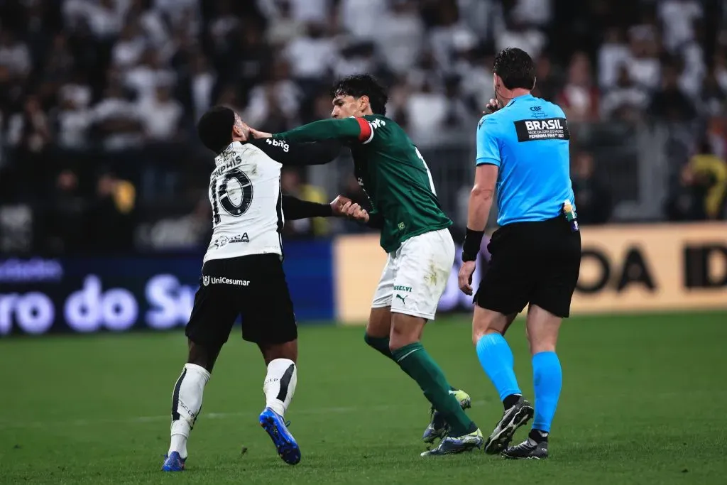 Memphis Depay, jogador do Corinthians, discute com jogador Gustavo Gomez do Palmeiras durante partida no estadio Arena Corinthians pelo campeonato Brasileiro A 2025. Foto: Ettore Chiereguini/AGIF