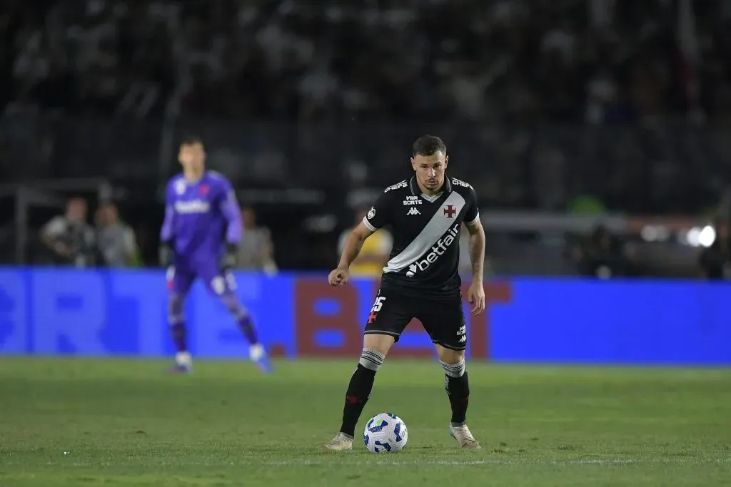 Hugo Moura em ação pelo Vasco. Foto: Thiago Ribeiro/AGIF