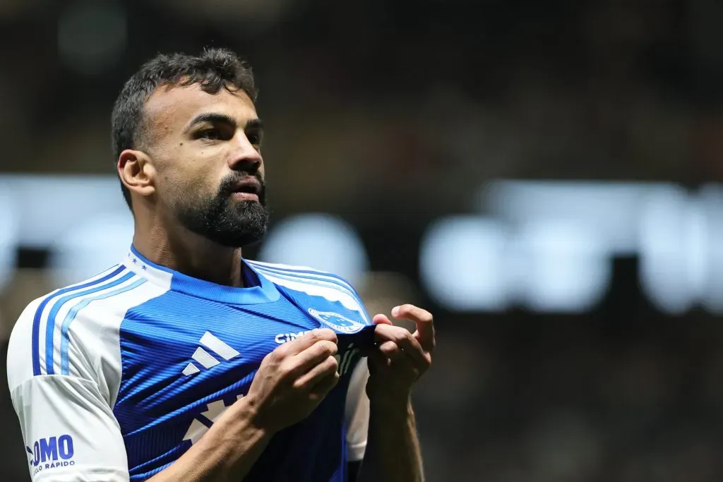 MG – BELO HORIZONTE – 27/08/2025 – COPA DO BRASIL 2025, ATLETICO-MG X CRUZEIRO – Fabricio Bruno jogador do Cruzeiro comemora seu gol durante partida contra o Atletico-MG no estadio Arena MRV pelo campeonato Copa Do Brasil 2025. Foto: Gilson Lobo/AGIF