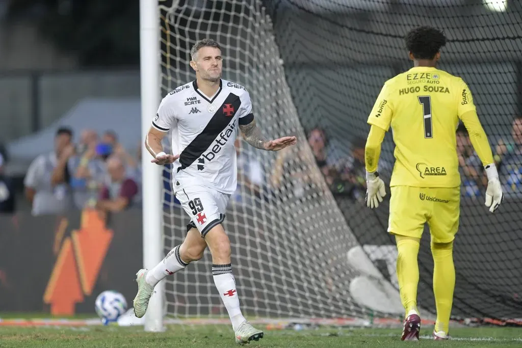 RJ – RIO DE JANEIRO – 24/08/2025 – BRASILEIRO A 2025, VASCO X CORINTHIANS – Vegetti jogador do Vasco comemora seu gol durante partida contra o Corinthians no estadio Sao Januario pelo campeonato Brasileiro A 2025. Foto: Thiago Ribeiro/AGIF