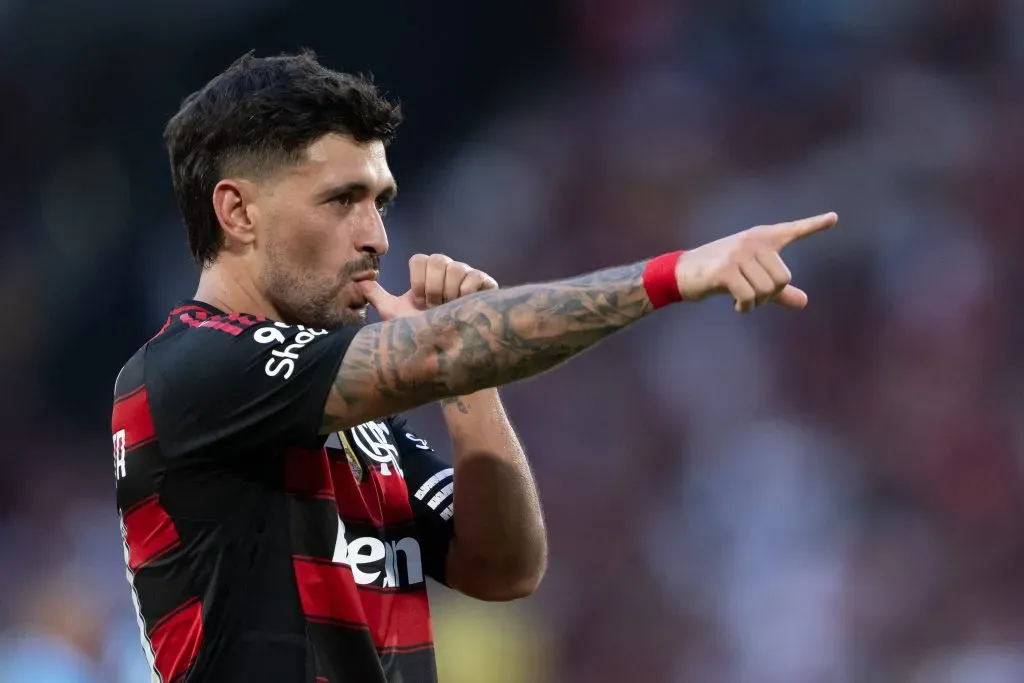 RJ – RIO DE JANEIRO – 31/08/2025 – BRASILEIRO A 2025, FLAMENGO X GREMIO – Arrascaeta jogador do Flamengo comemora seu gol durante partida contra o Gremio no estadio Maracana pelo campeonato Brasileiro A 2025. Foto: Jorge Rodrigues/AGIF