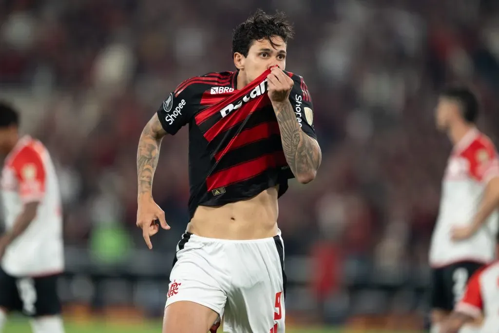 RJ – RIO DE JANEIRO – 18/09/2025 – COPA LIBERTADORES 2025, FLAMENGO X ESTUDIANTES – Pedro jogador do Flamengo comemora seu gol durante partida contra o Estudiantes no estadio Maracana pelo campeonato Copa Libertadores 2025. Foto: Jorge Rodrigues/AGIF