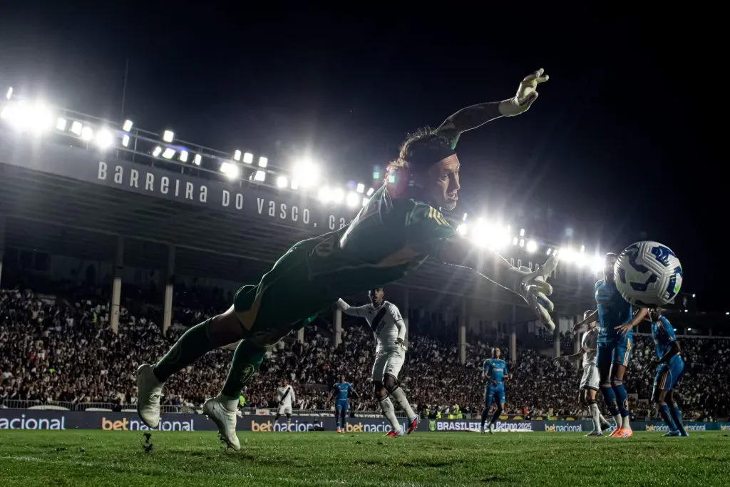 Cássio, goleiro do Cruzeiro no lance do gol de Rayan, jogador do Vasco, durante partida no estadio Sao Januario pelo campeonato Brasileiro A 2025. Foto: Jorge Rodrigues/AGIF