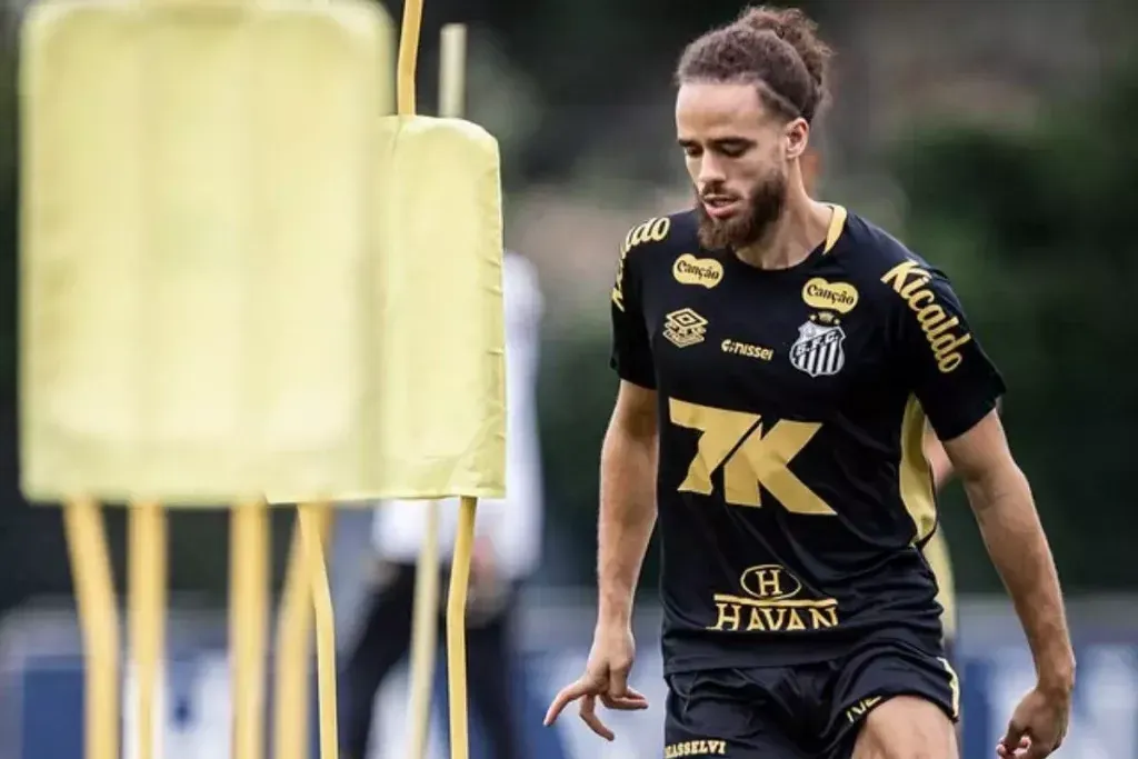 Argelino, aos poucos, vai mostrando seu potencial e Vojvoda tem gostado do que viu nos treinos – Foto: Raul Baretta/Santos FC