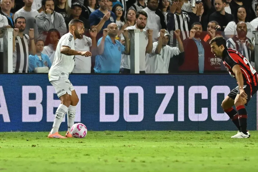 Guilherme na partida entre Santos x Vitória. Foto: Jota Erre/AGIF