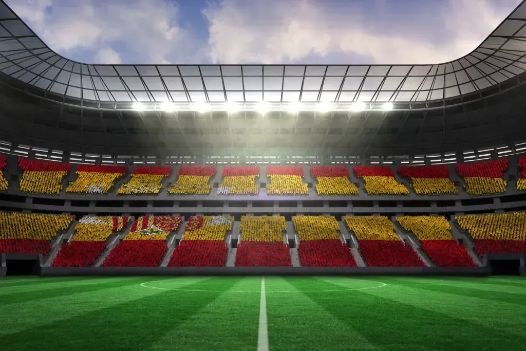 Estádio de futebol com bandeira da Espanha desenhada pelas cadeiras da arquibancada