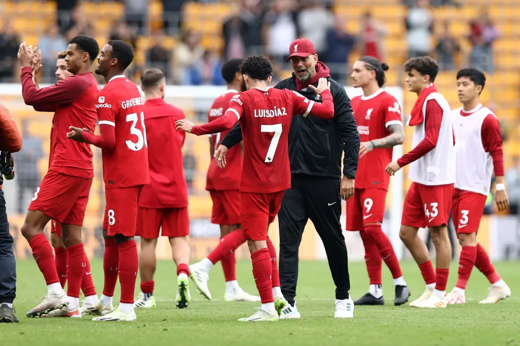 Jürgen Klopp y Luis Díaz festejan la victoria del Liverpool ante Wolverhampton.