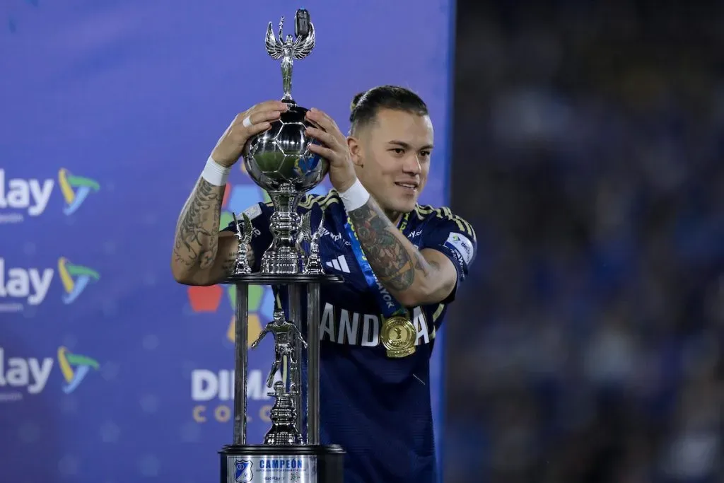 Leonardo Castro celebra con Millonarios el título de la SuperLiga BetPlay DIMAYOR 2024. Foto: VizzorImage / Andres Rot.