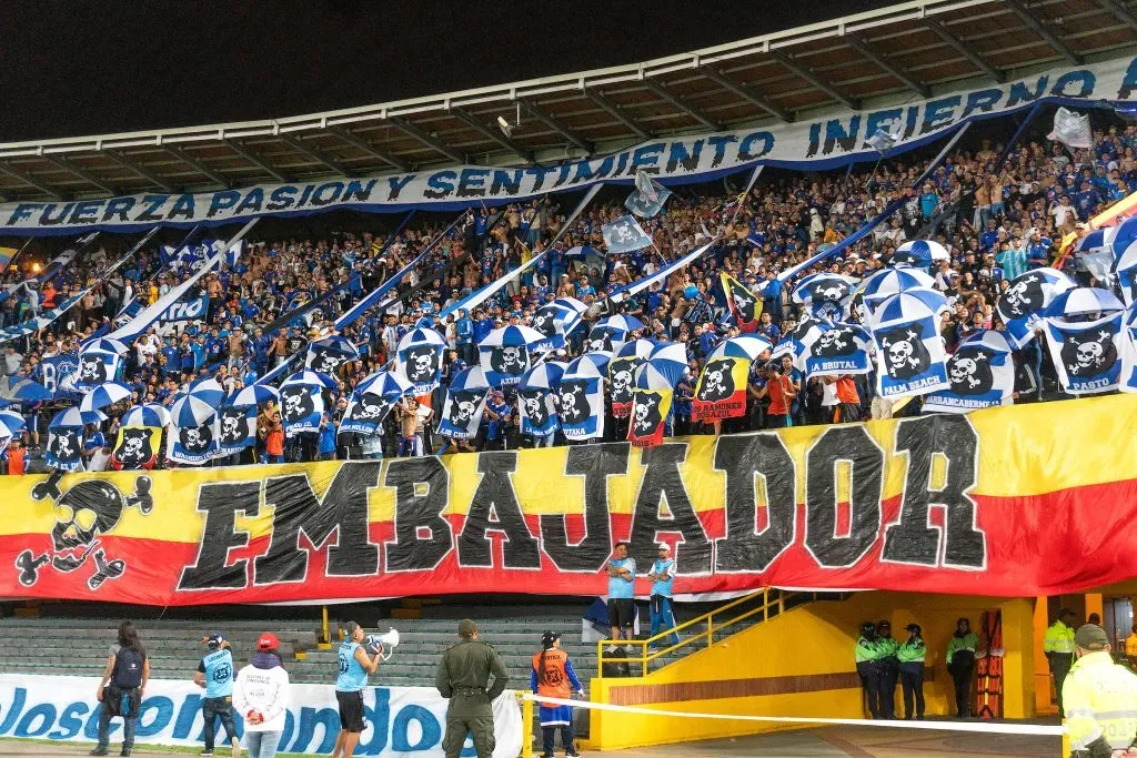 Hinchada de Millonarios en El Campín de Bogotá. / VizzorImage.