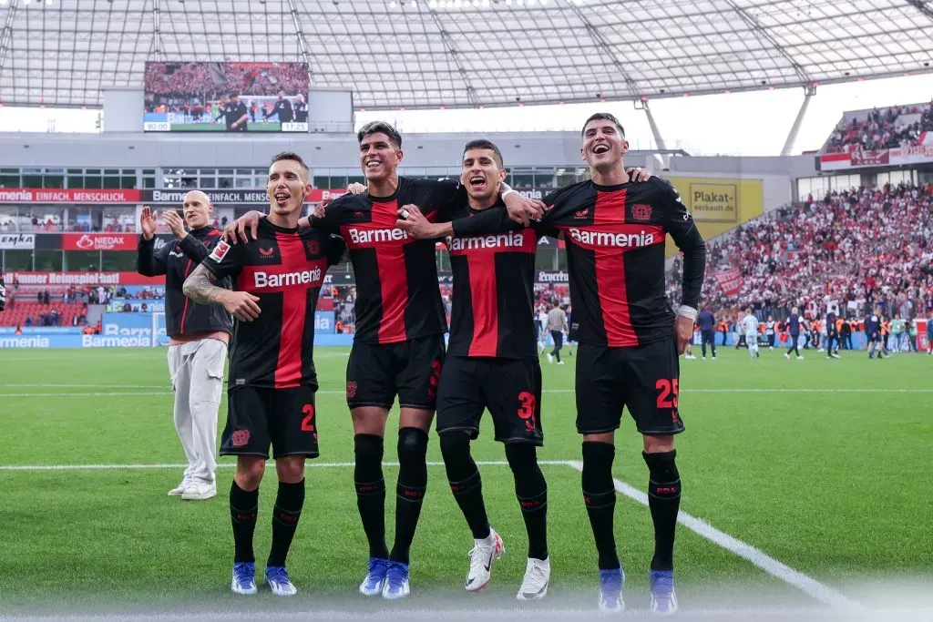 Gustavo Puerta festeja con sus compañeros en el Bayer Leverkusen. / IMAGO.