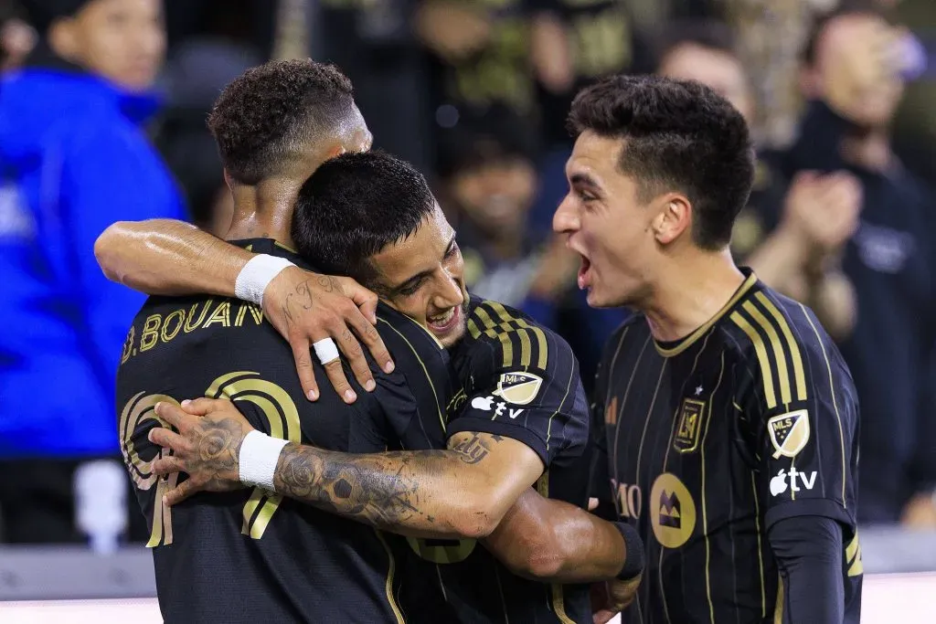 Eduard Atuesta celebrando con sus compañeros un gol con el LAFC