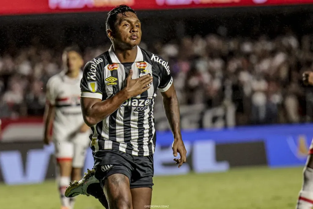 Alfredo Morelos festejando un gol con Santos de Brasil. Foto: Imago.