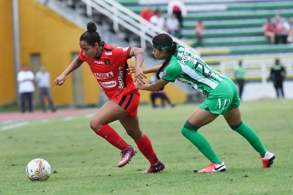 Ingrid Vidal de América de Cali disputa el balón con Maria Arboleda de Atlético Nacional por la fecha 14 de la Liga Femenina BetPlay DIMAYOR 2024. Foto: VizzorImage / Nelson Ríos.