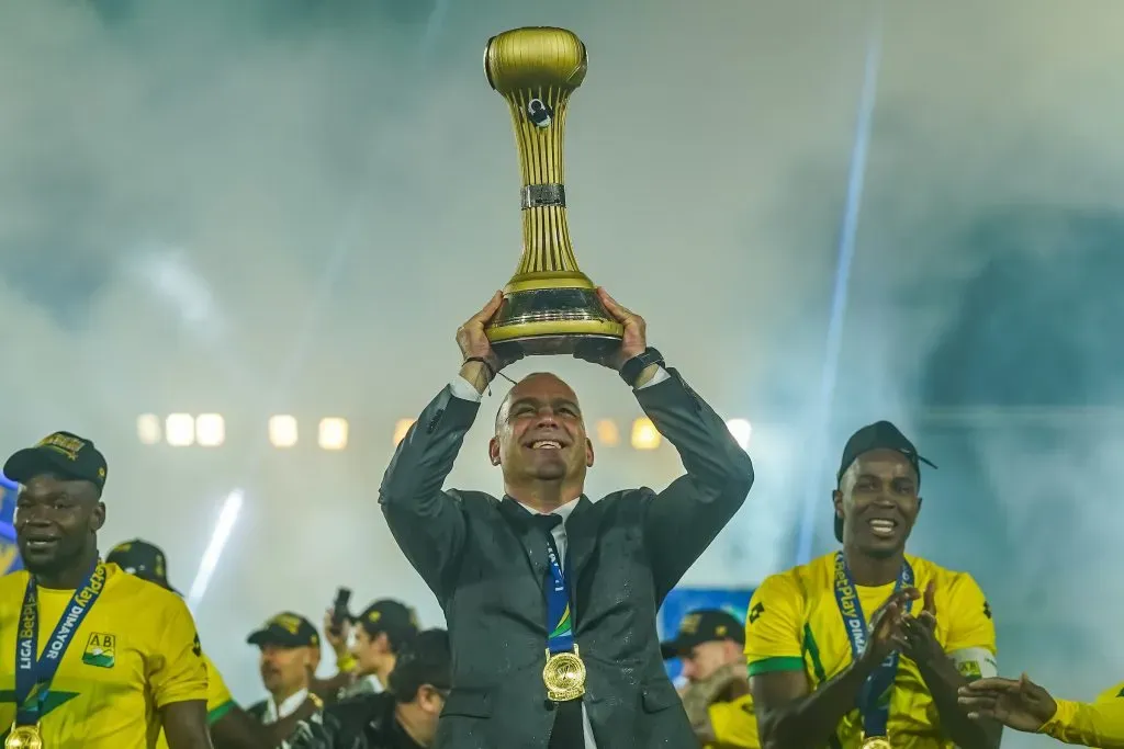 BOGOTÁ – COLOMBIA, 15-06-2024: Rafael Dudamel levanta el trofeo como campeón de la Liga BetPlay DIMAYOR I 2024. VizzorImage / Leonardo Castañeda.