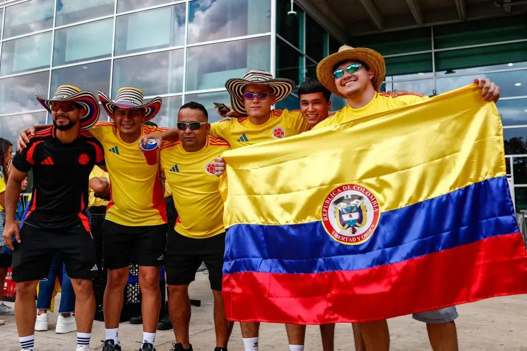 Fanaticos lucen la bandera de Colombia a las afueras del NRG Stadium. / IMAGO.