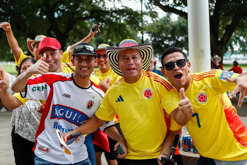 Hinchas de Colombia festejan en los alrededores del estadio, antes del debut en Copa América. / IMAGO.