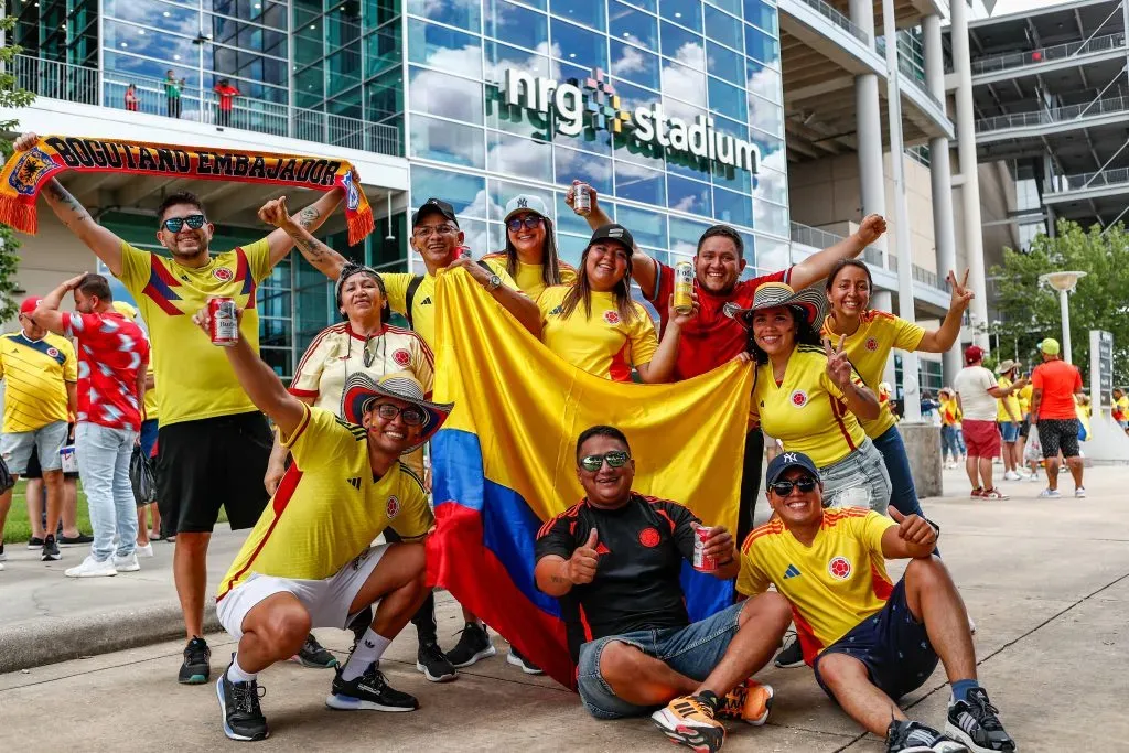 Grupos de hinchas posan para una foto antes de entrar al estadio para el juego Colombia vs. Paraguay. / IMAGO.