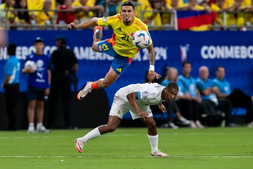 Daniel Muñoz y Nicolás De La Cruz entre Colombia y Uruguay por la CONMEBOL Copa América. Foto: Imago.