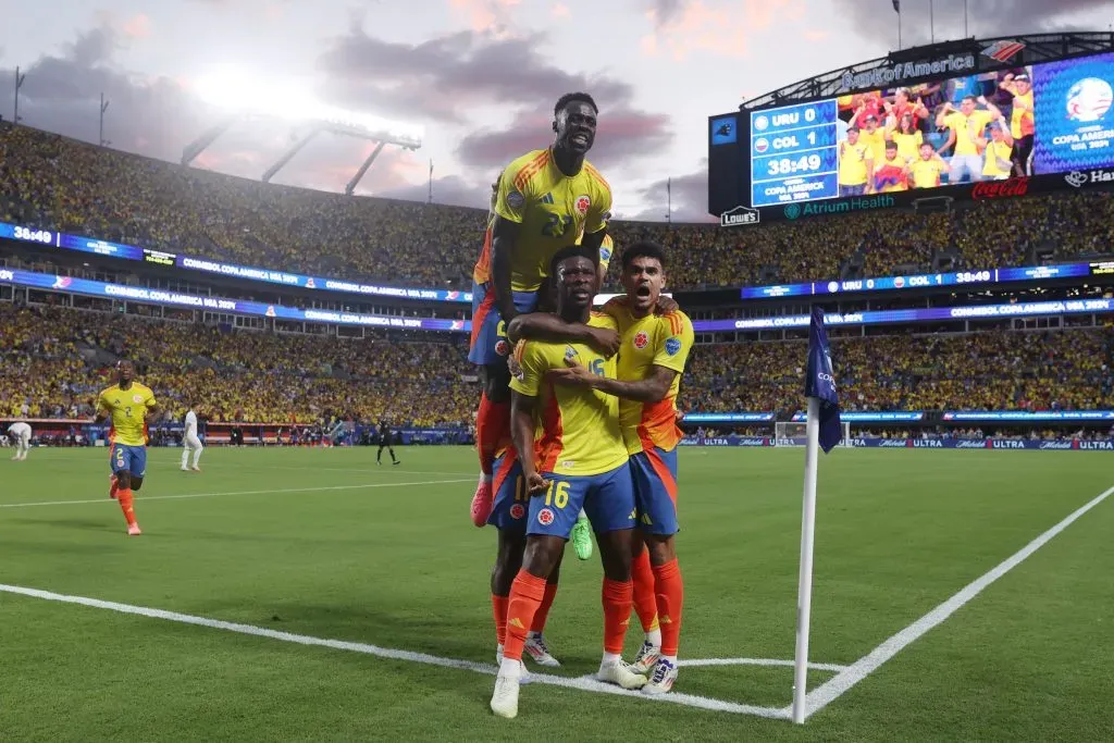 Jugadores de Colombia celebran el gol de Lerma. (Photo by Tim Nwachukwu/Getty Images)