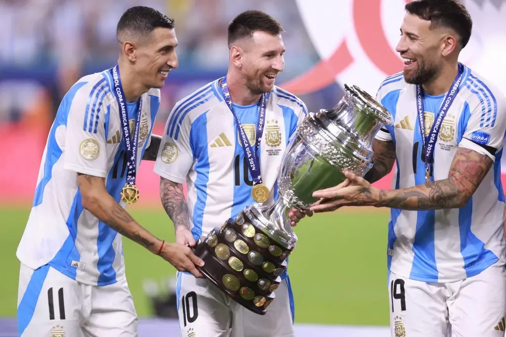 Lionel Messi con Ángel Di María y Nicolás Otamendi. (Photo by Carmen Mandato/Getty Images)