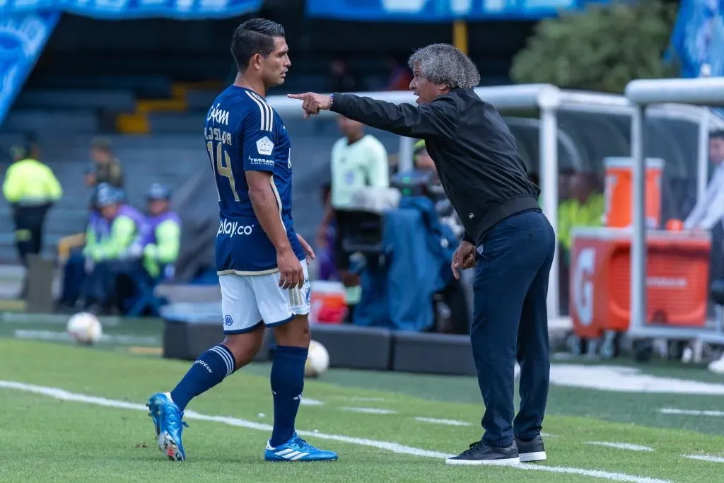 Mackalister Silva y Alberto Gamero en la fecha 2 entre Millonario y Atlético Bucaramanga. Foto: VizzorImage / Leonardo Castañeda.