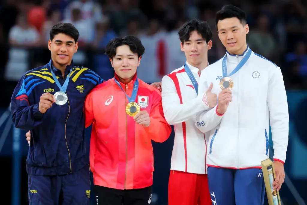 Ángel Barajas, luciendo la medalla de plata que ha ganado para Colombia en gimnasia, en los Juegos Olímpicos de París 2024. (Imago)