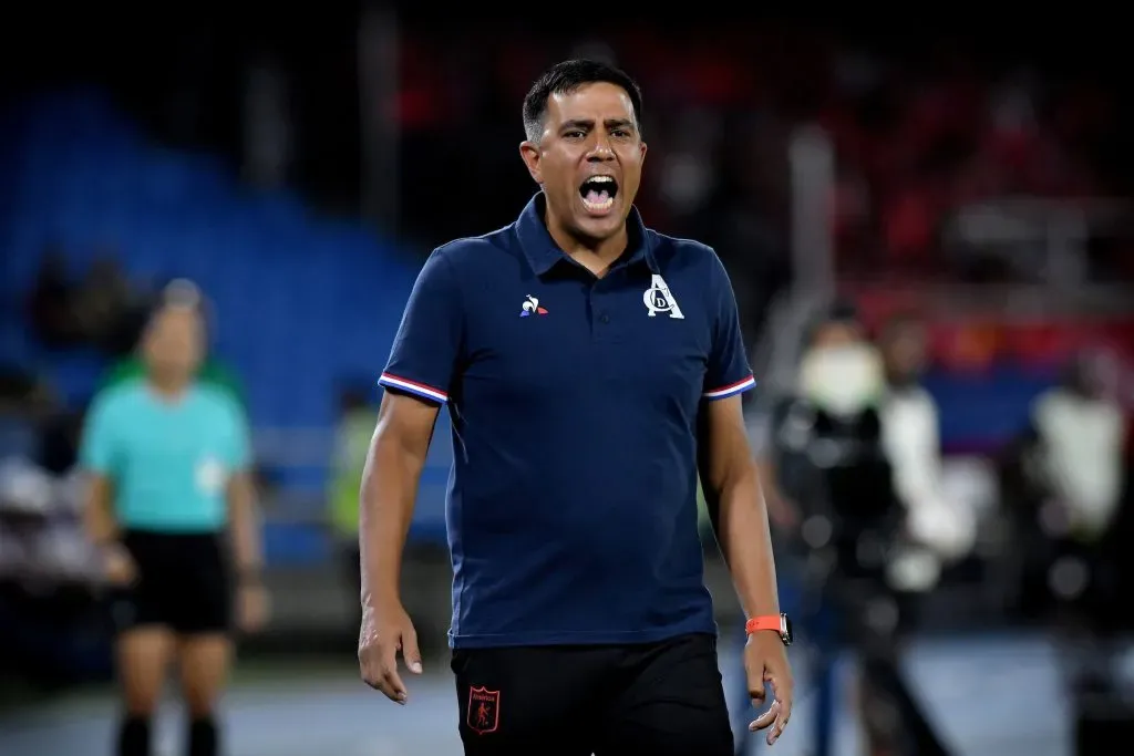 César Farias, director técnico del América de Cali en la fecha 6 de la Liga BetPlay DIMAYOR I 2024. Foto: VizzorImage / Nelson Ríos.