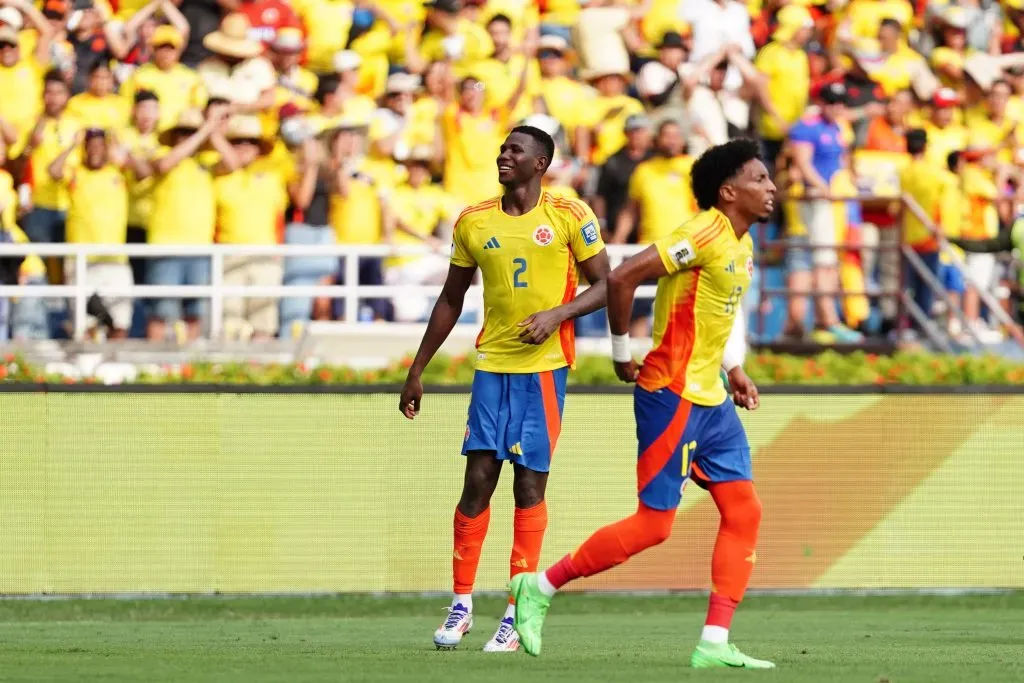 Yerson Mosquera y Johan Mojica tras el primer gol de Colombia ante Argentina. (Photo by Andres Rot/Getty Images)