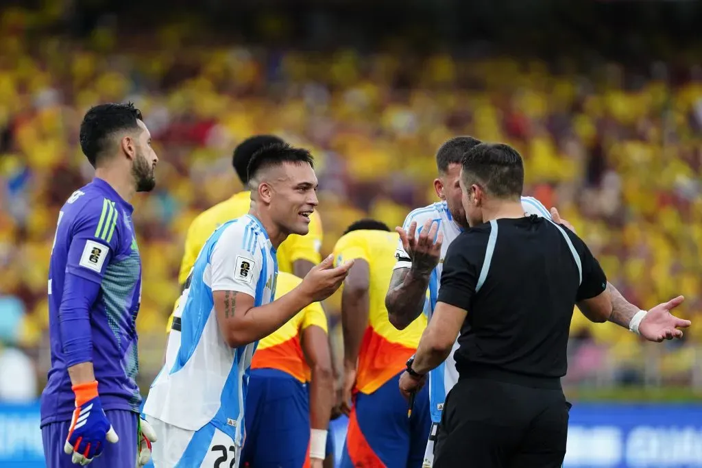 Lautaro Martínez discute con el árbitro Piero Maza. (Photo by Andres Rot/Getty Images)