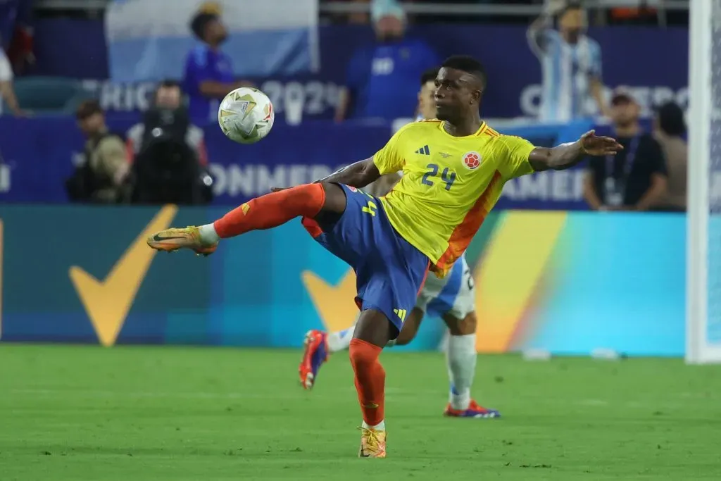 Jhon Cordoba de Colombia ante Argentina. Foto: Imago.