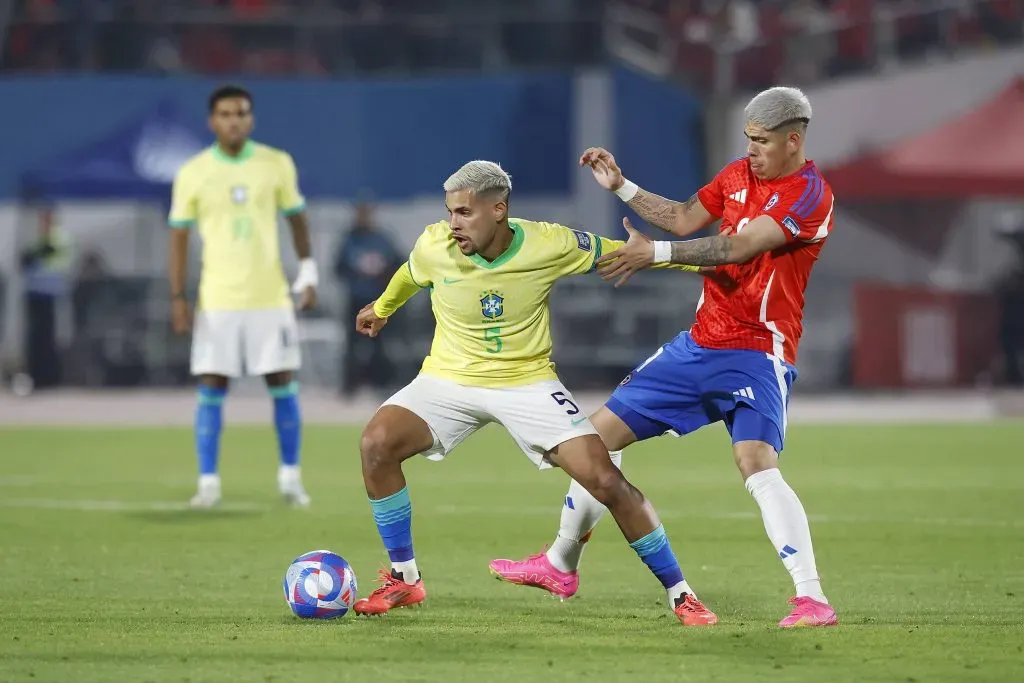 Carlos Palacios de Chile y Bruno Guimaraes de Brasil. Foto: Imago.