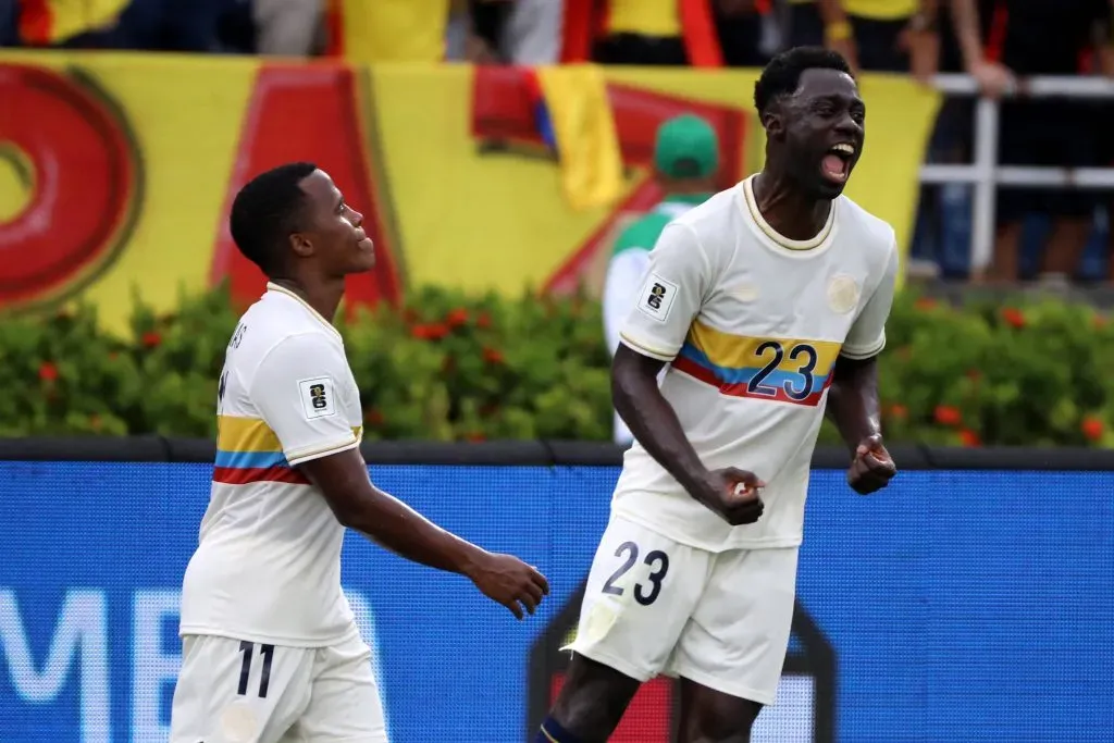 Dávinson Sánchez celebra con Jhon Arias / Vizzor image/Photosport Colombia vs Chile, eliminatorias al mundial 2026