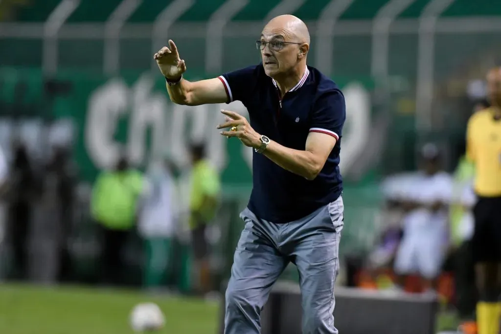 Alfredo Arias técnico del DIM ante Deportivo Cali por la Liga BetPlay DIMAYOR II 2024. Foto: VizzorImage / Gabriel Aponte.