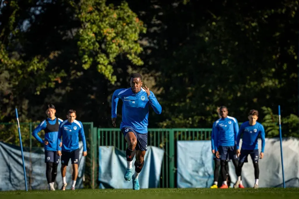 La primera fotografía de Carlos Cuesta en su regreso a entrenamientos. Oficial Genk.