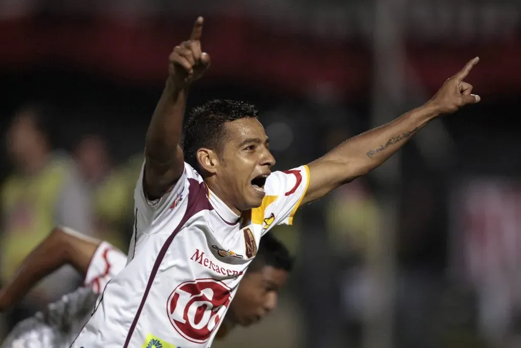 Wilder Medina con el Deportes Tolima ante Santa Fe en la Liga Postobón 2010. Foto: Imago.