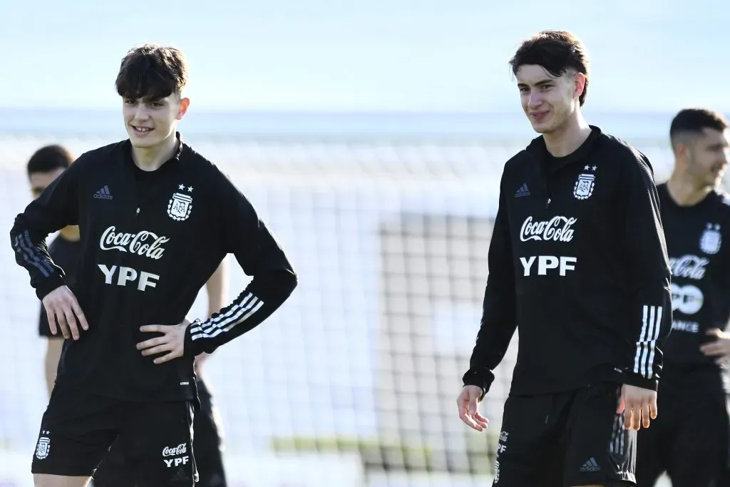 Alejandro Garnacho junto a Matías Soulé en el predio de la AFA en Ezeiza. Getty Images.