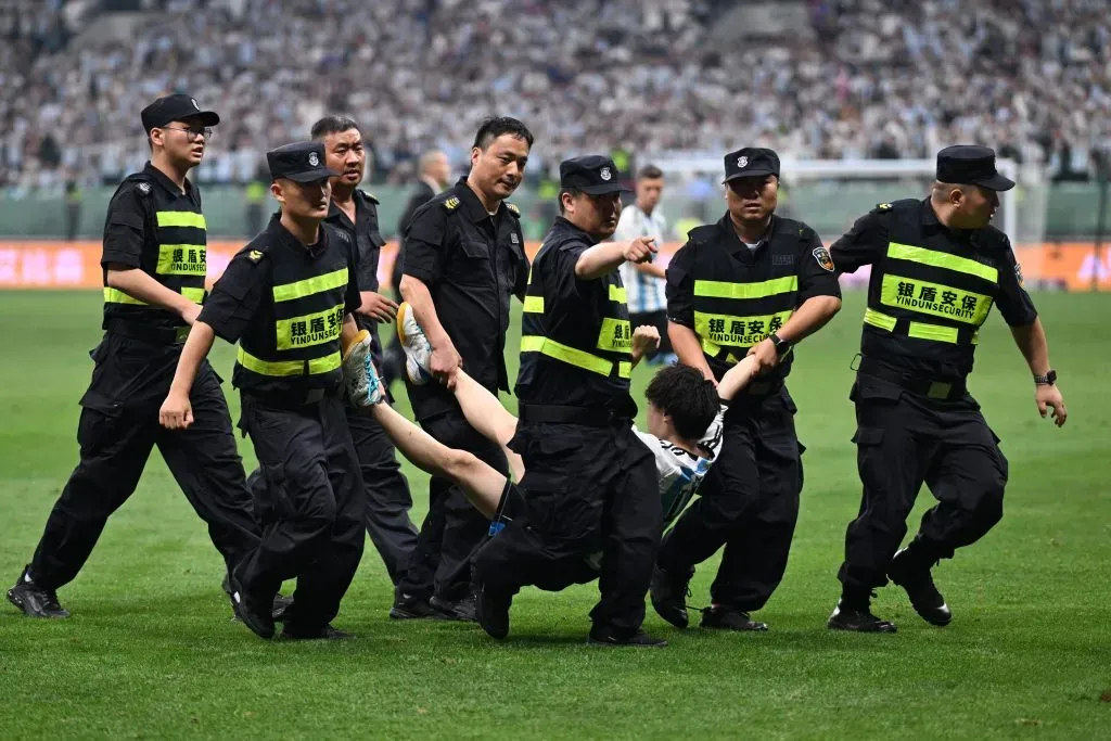 El personal de seguridad llevándose al invasor. Getty Images