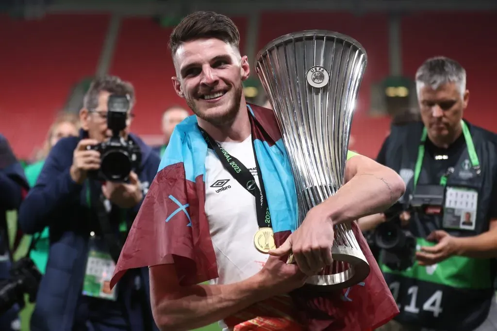 PRAGUE, CZECH REPUBLIC – JUNE 07: Declan Rice of West Ham United celebrates with the UEFA Europa Conference League trophy after the team’s victory during the UEFA Europa Conference League 2022/23 final match between ACF Fiorentina and West Ham United FC at Eden Arena on June 07, 2023 in Prague, Czech Republic. (Photo by Alex Grimm/Getty Images)