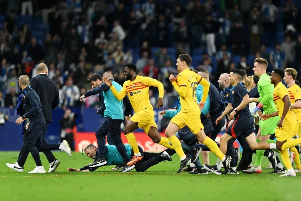 El momento en el que los jugadores del Barcelona debieron escapar del campo de juego del RCDE Stadium. Getty Images.