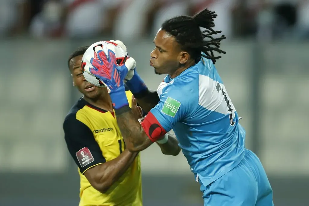 LIMA, PERU – FEBRUARY 01: Pedro Gallese goalkeeper of Peru jumps for the ball with Michael Estrada of Ecuador  during a match between Peru and Ecuador as part of FIFA World Cup Qatar 2022 Qualifiers at National Stadium on February 01, 2022 in Lima, Peru. (Photo by Daniel Apuy/Getty Images)